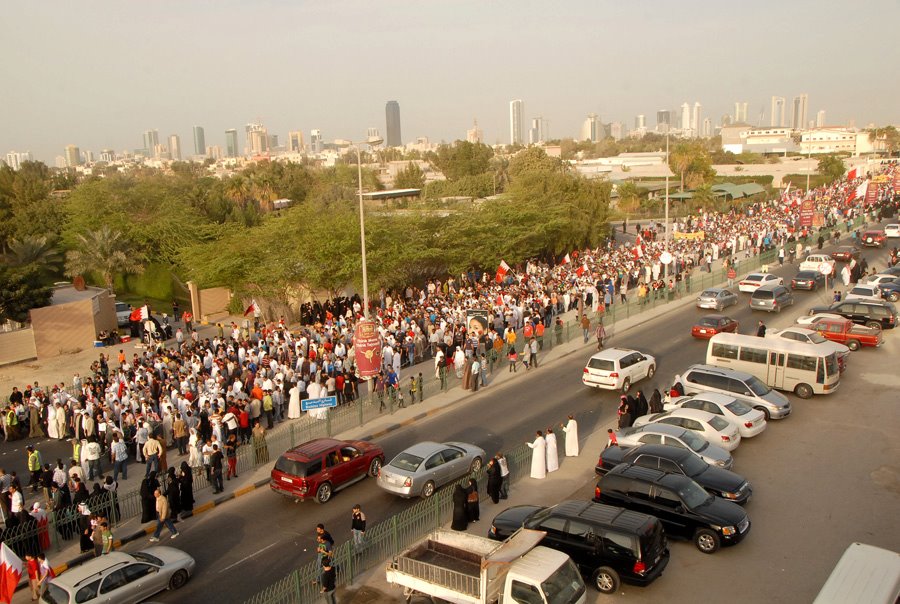 قوات الأمن البحرينية تقمع المسيرات السلمية وتحتشد قرب دوار اللؤلؤة

